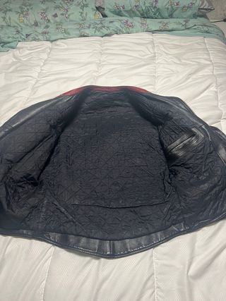 Chaqueta de cuero negra y roja