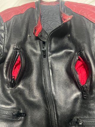 Chaqueta de cuero negra y roja