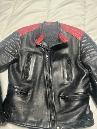 Chaqueta de cuero negra y roja