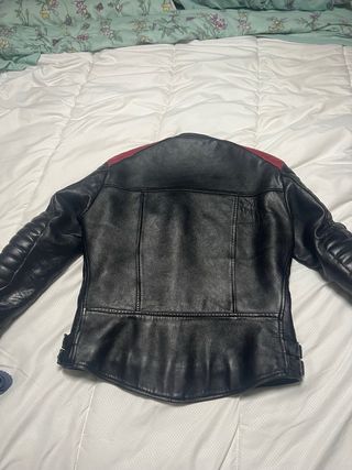 Chaqueta de cuero negra y roja