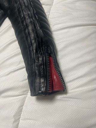 Chaqueta de cuero negra y roja