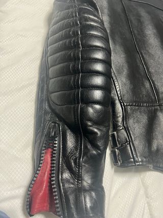 Chaqueta de cuero negra y roja