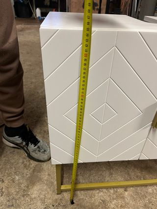 Mueble de baño blanco con patas doradas