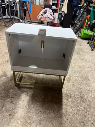 Mueble de baño blanco con patas doradas