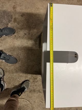 Mueble de baño blanco con patas doradas