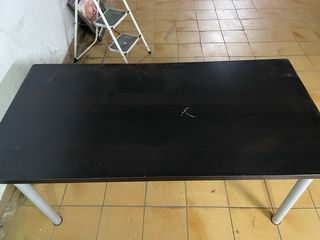 Mesa negra con patas blancas