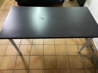 Mesa negra con patas blancas