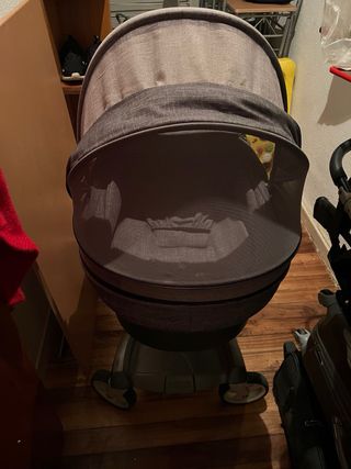 Carrozzina grigia per neonati