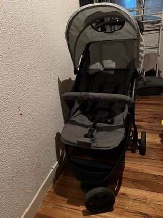 Carrozzina grigia per neonati