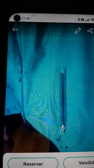 Chaqueta azul con cremallera y capucha