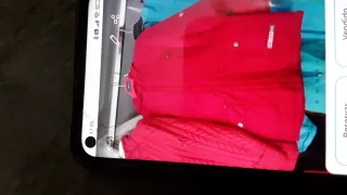 Chaqueta azul con cremallera y capucha