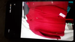 Chaqueta azul con cremallera y capucha