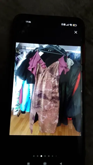 Chaqueta azul con cremallera y capucha