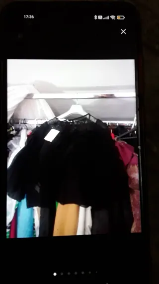 Chaqueta azul con cremallera y capucha