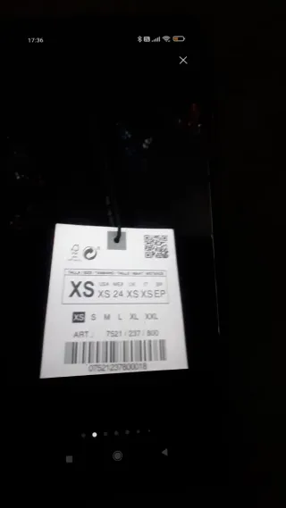 Chaqueta azul con cremallera y capucha