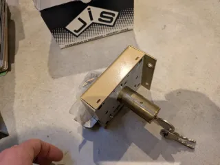 Cerrojo JIS con picaporte y pestillo