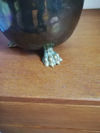 Macetero de latón con patas de garra