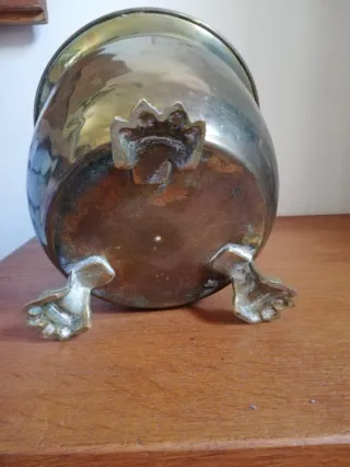 Macetero de latón con patas de garra