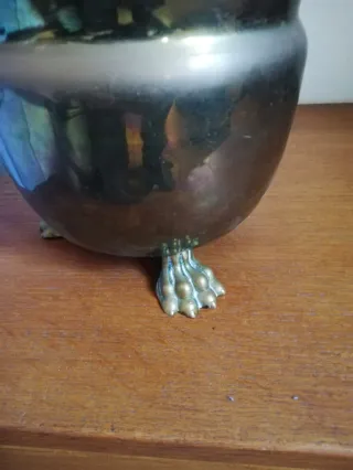Macetero de latón con patas de garra