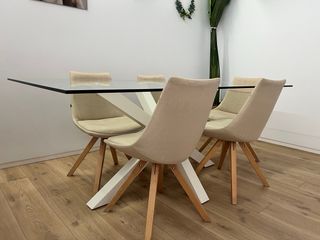 Mesa de comedor cristal y patas blancas