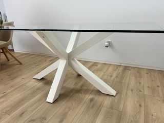 Mesa de comedor cristal y patas blancas