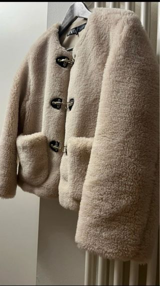 Zara Giubbino Teddy Beige con Alamari Dorati