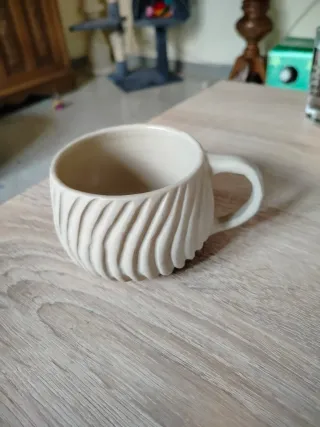 Taza cerámica beige con diseño