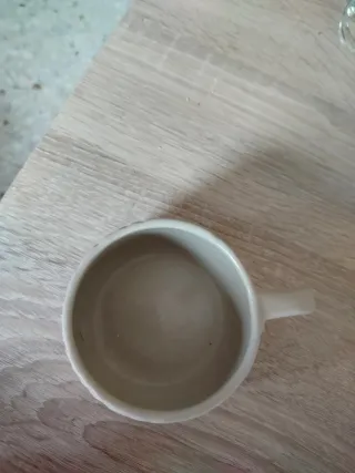 Taza cerámica beige con diseño