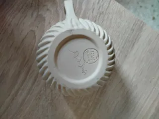 Taza cerámica beige con diseño