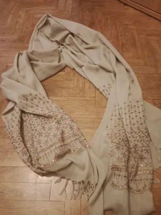 Chal de lana beige con bordado dorado
