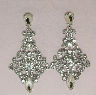Pendientes estilo chandelier plateados con cristal