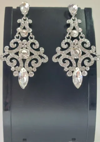 Pendientes estilo chandelier plateados con cristal
