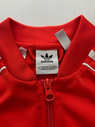 Sudadera con cremallera Adidas roja – icono street