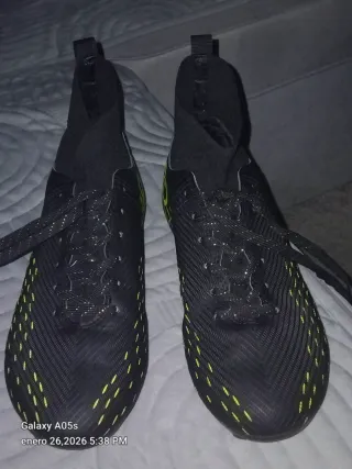 Zapatos de fútbol CR7 negros y verdes