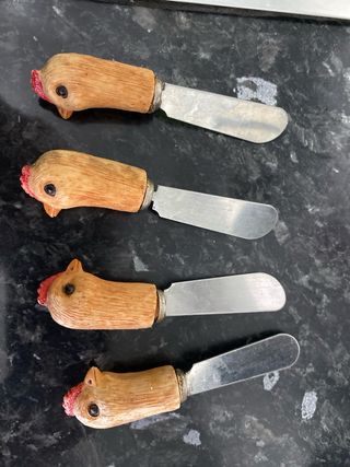 Figura gallina con cuchillos