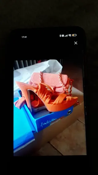 Bolso y zapatos naranja a juego