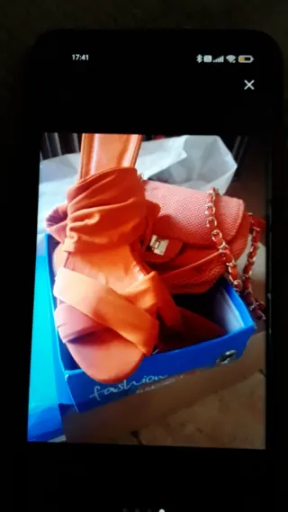 Bolso y zapatos naranja a juego