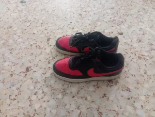 Zapatillas Nike Negras y Rojas son originales