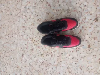 Zapatillas Nike Negras y Rojas son originales