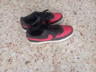 Zapatillas Nike Negras y Rojas son originales