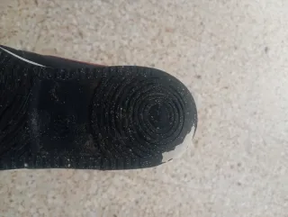 Zapatillas Nike Negras y Rojas son originales