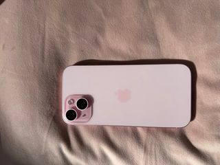 Movil iPhone 15 Rosa 256GB con fundas