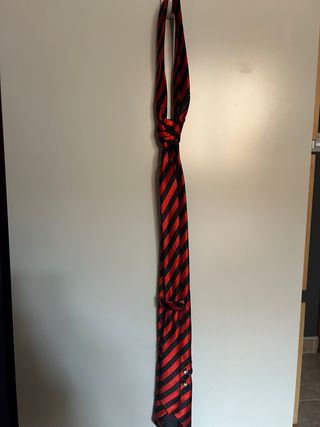 Corbata rayas roja y negra con cadenas