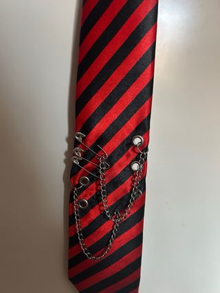 Corbata rayas roja y negra con cadenas
