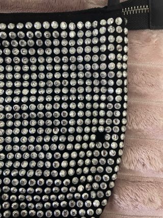 Bolso Bershka pedrería negro y plateado