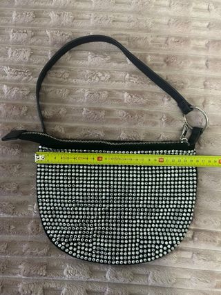 Bolso Bershka pedrería negro y plateado