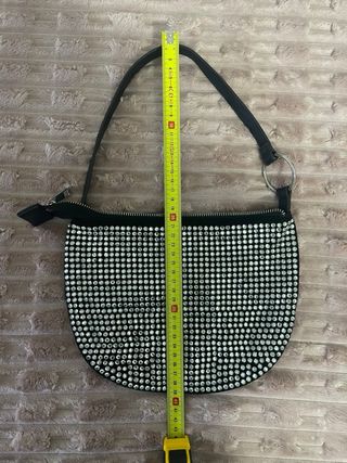 Bolso Bershka pedrería negro y plateado
