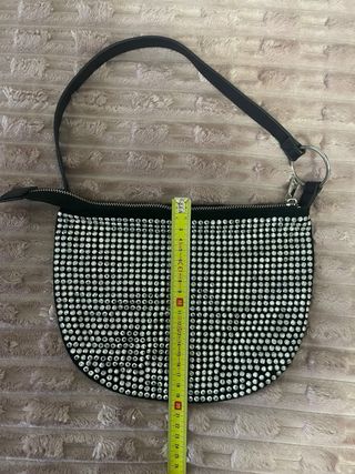 Bolso Bershka pedrería negro y plateado