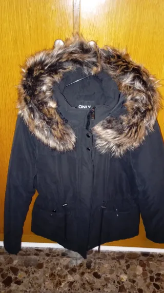 Chaqueta ONLY negra con capucha y pelo