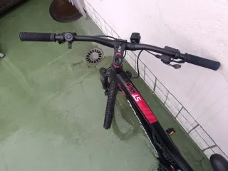 Bicicleta Rockrider negra y roja